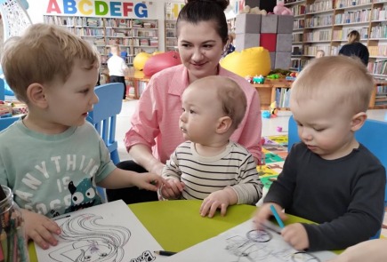 Maluszki w bibliotece.