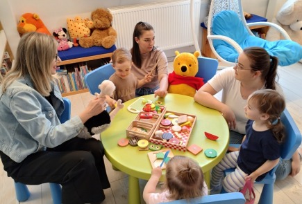 Środowe spotkanie w bibliotece – czas dla mam, radość dla dzieci!