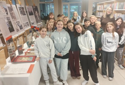 Zwiedzanie wystawy i wspólne czytanie poezji Franciszka Becińskiego.