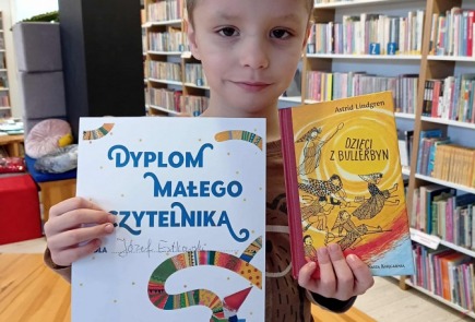 Kolejny czytelnik zdobył dyplom i nagrodę książkową